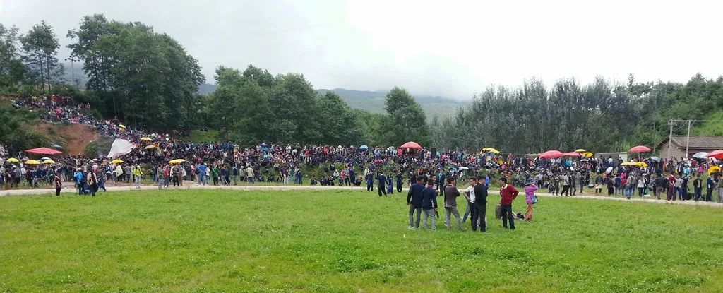 彝族千年传统民俗节日火把节、原生态赶集、幸福火车看凉山摄影团