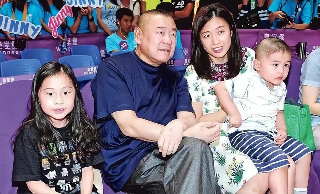 甘比晒刘銮雄66岁所生三胎女儿,甘比刘銮雄生四胎了吗