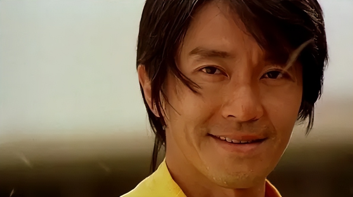 少林足球星爷拍照姿势图片,少林足球周星驰看球鞋那段