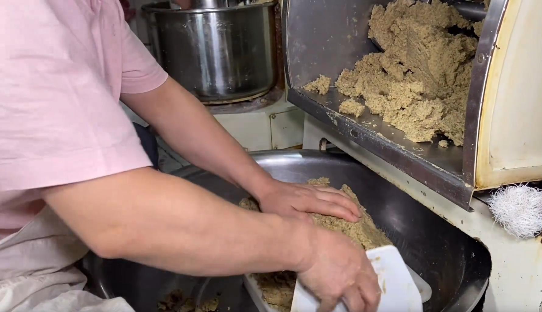 济南17年老店，什么都用机器干，1元1个销量高，出锅就抢没