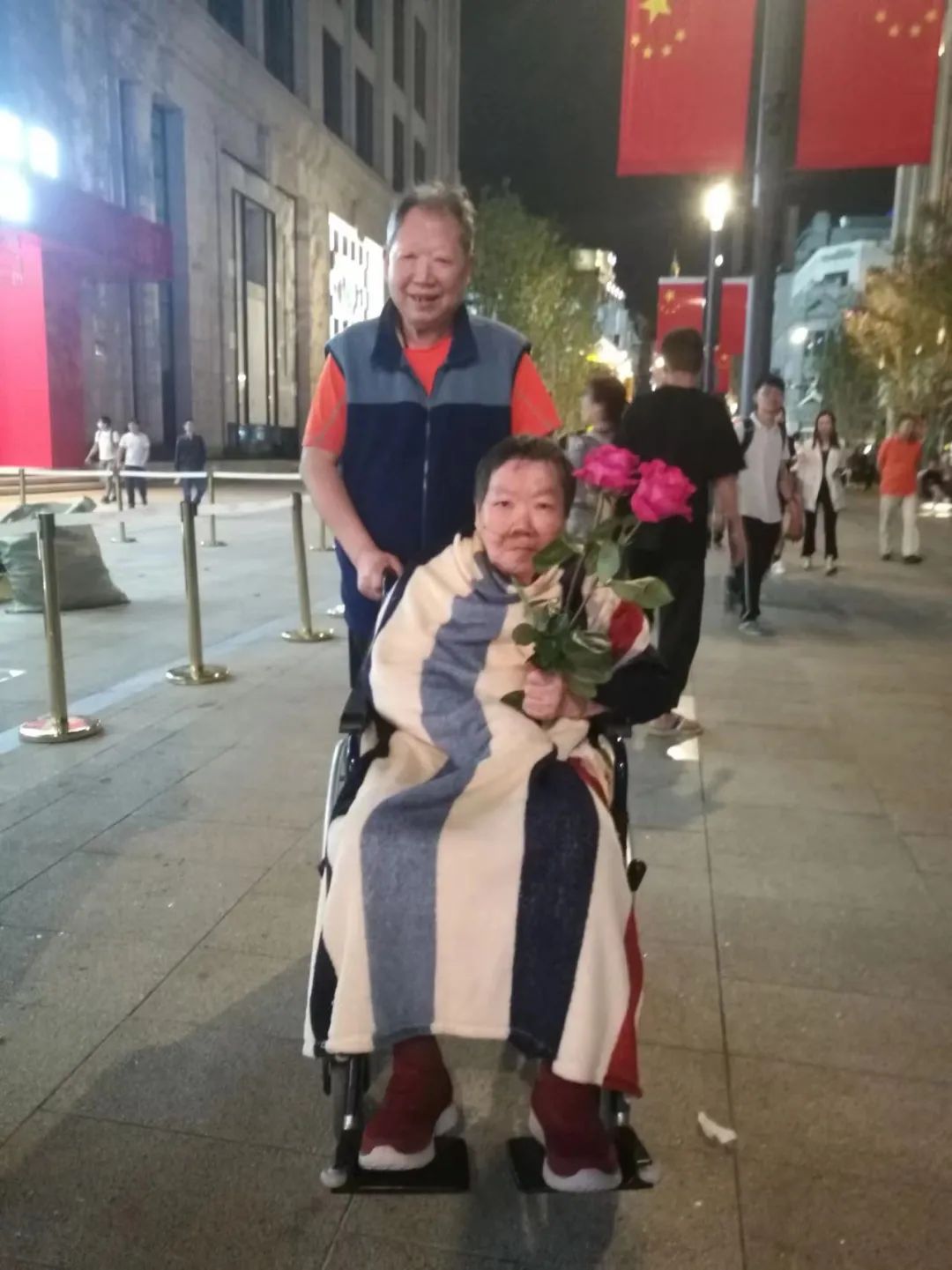 为老人洗澡:499一次,有人11年没洗,有的长疮,用洗澡恢复尊严