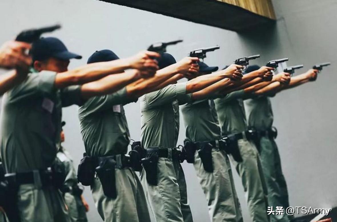 不同时期的香港警察的制服,香港警察都有枪吗