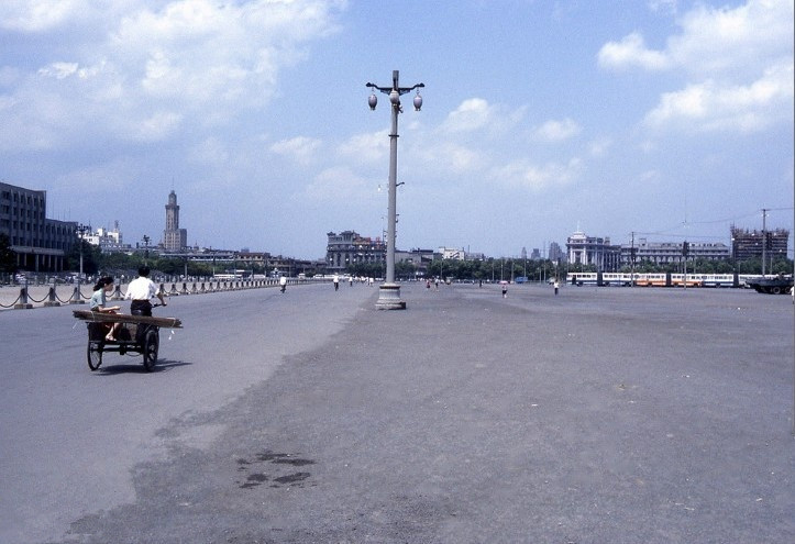 八十年代的上海老照片,踩在东海沿岸闪耀着无与伦比的繁荣骄傲