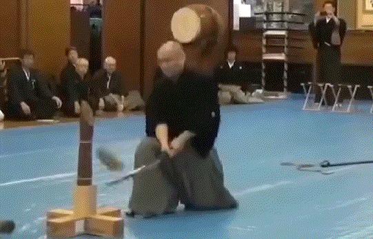 如何评价这个女主持人，主持了一半把*袜丝**脱了？