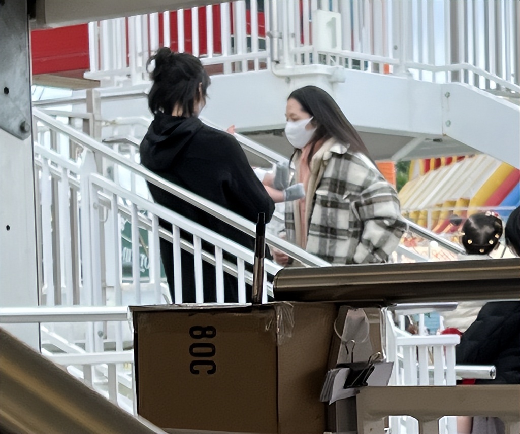 向佐郭碧婷一家去游乐场，儿子大眼睛像奶奶，女儿超大胆逗笑爸爸