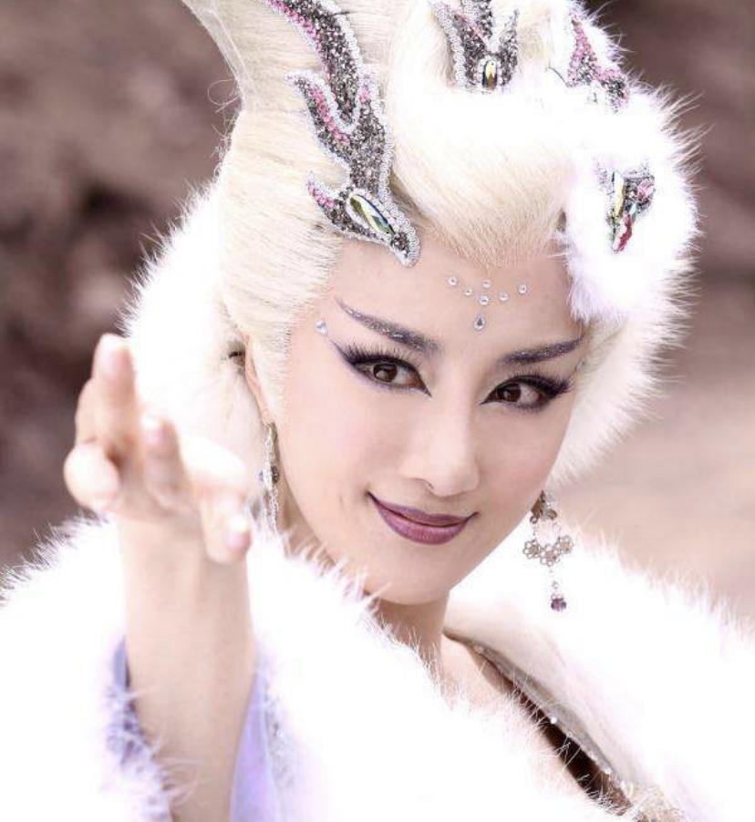 鸡毛穿一身、通天大脑门…国产神话剧的惊人造型，他们全都承包了