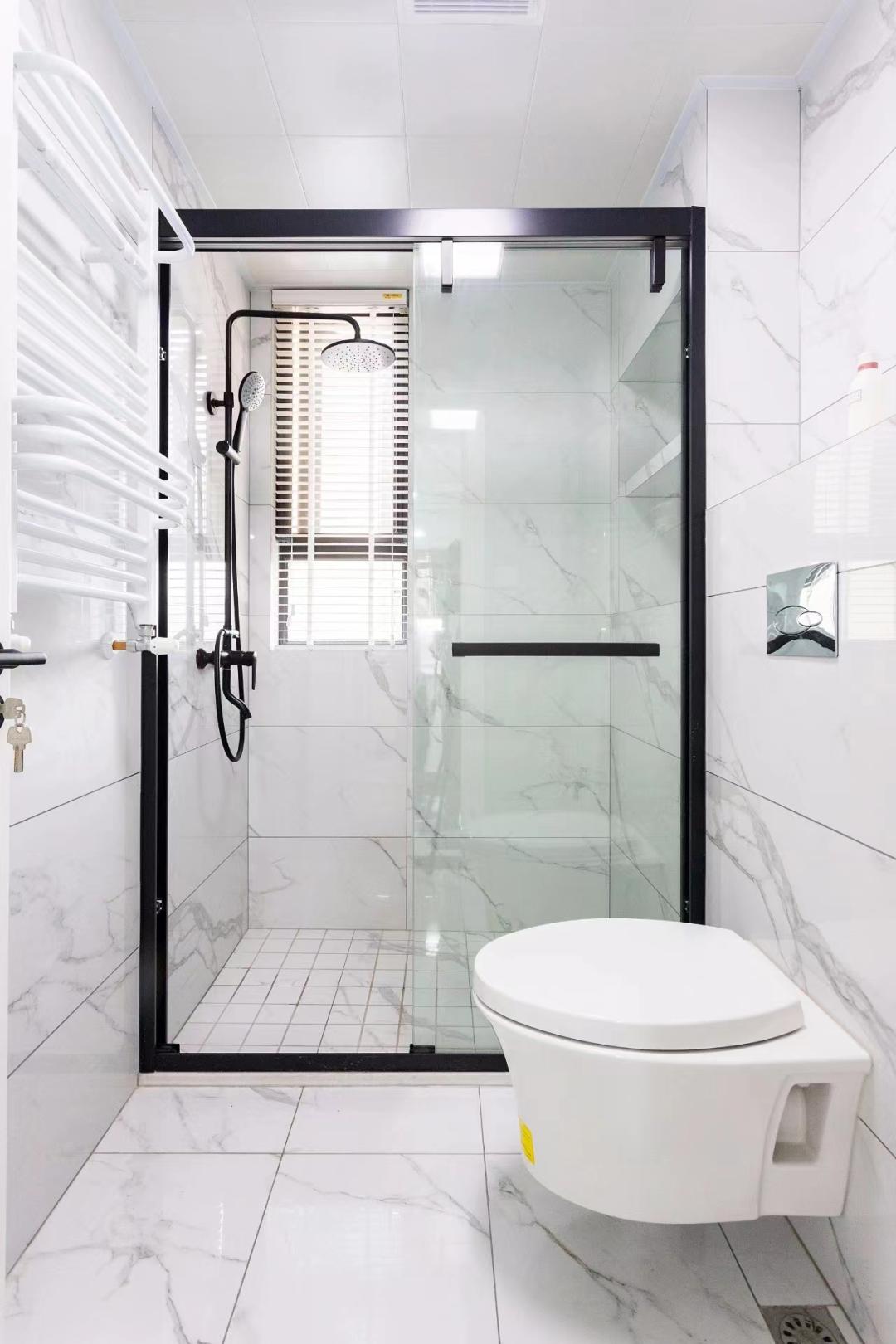 公共厕所蹲式马桶,传统蹲便和壁挂马桶