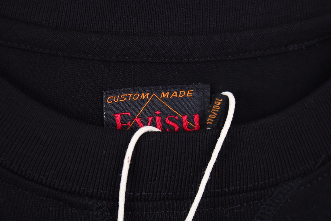 Evisu达摩印花短袖T恤这件T恤的侧面印花生动地勾勒出达摩图案