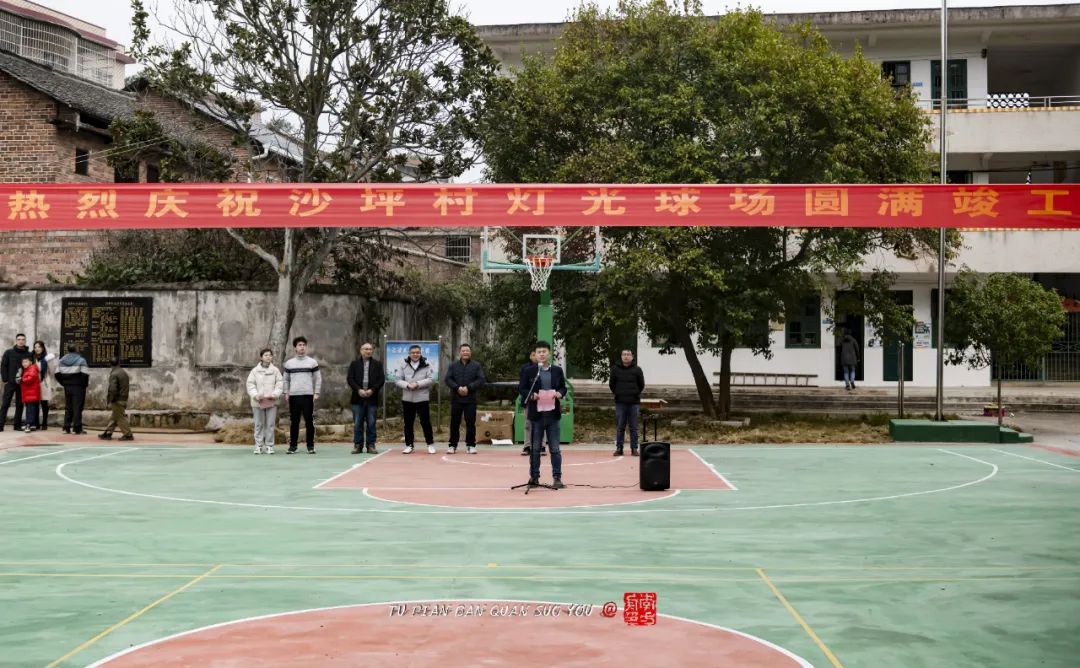 为了打村BA，湖南郴州沙坪村村民自己建了一个灯光篮球场