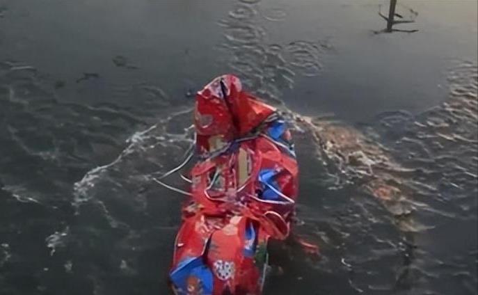 河边惊现裸体女尸,*体下**满是精斑,警方调查后发现凶手竟是死人