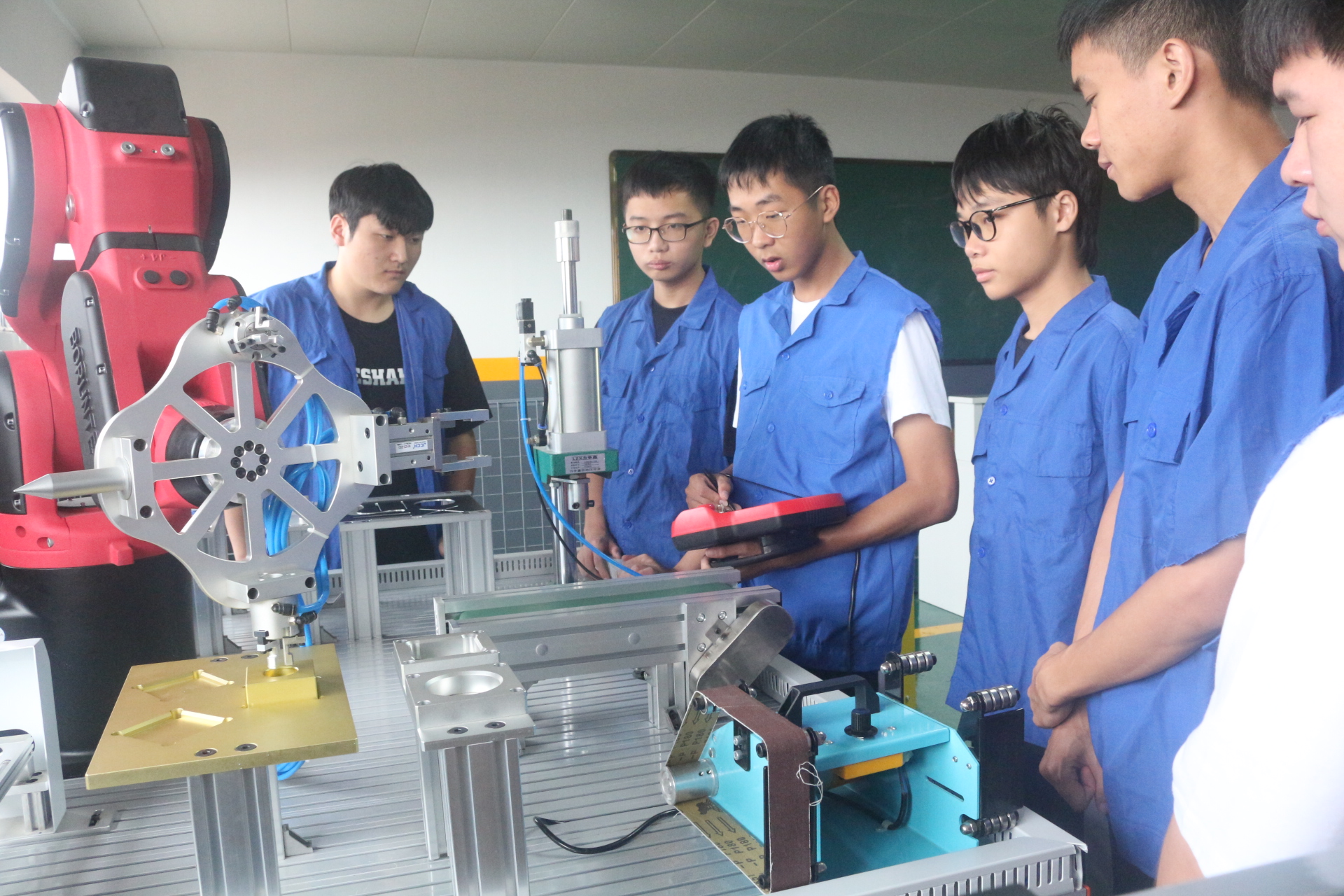 初中毕业男学生学什么专业好就业,男孩初中毕业学什么专业更好就业