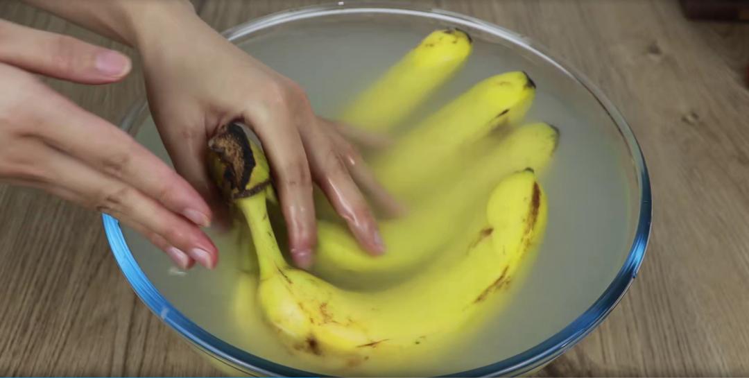 香蕉放几天就变黑？老果农教你两个绝招，香蕉放半个月都新鲜不坏