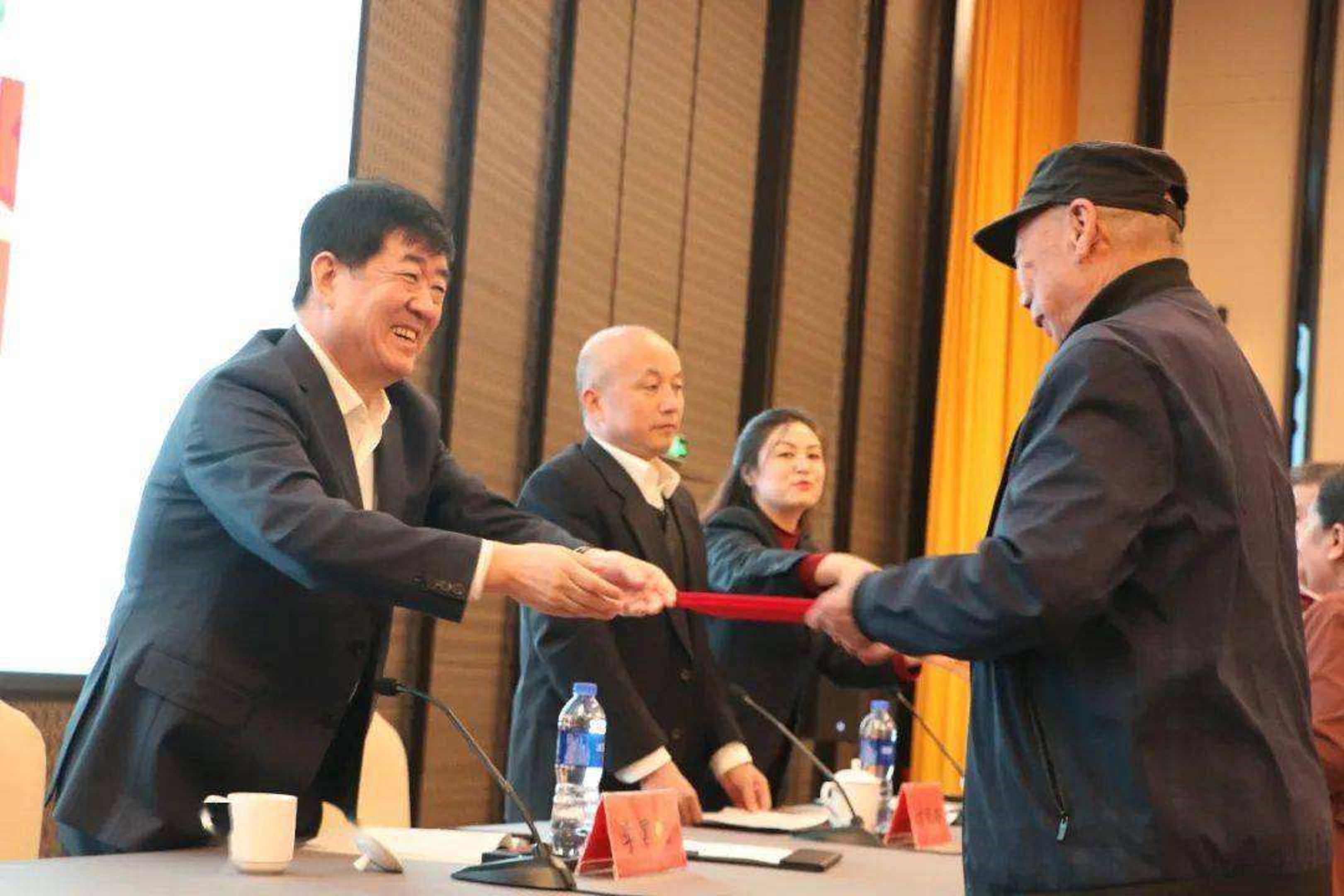 陕西第二大民企：力压隆基绿能，年入1327.65亿，掌门人20岁创业