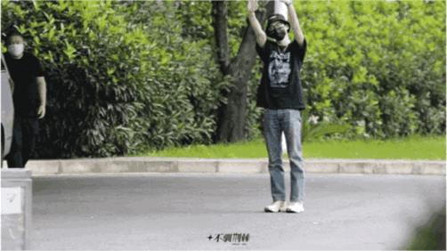 王鹤棣出席活动微博惊艳,王鹤棣一夜爆红的反应