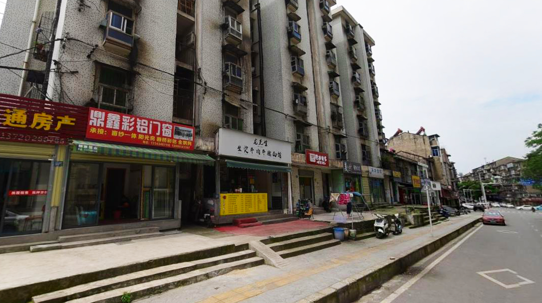 穿梭于武汉东西湖区这条小街，古朴民房和老商铺遍布，充满烟火气