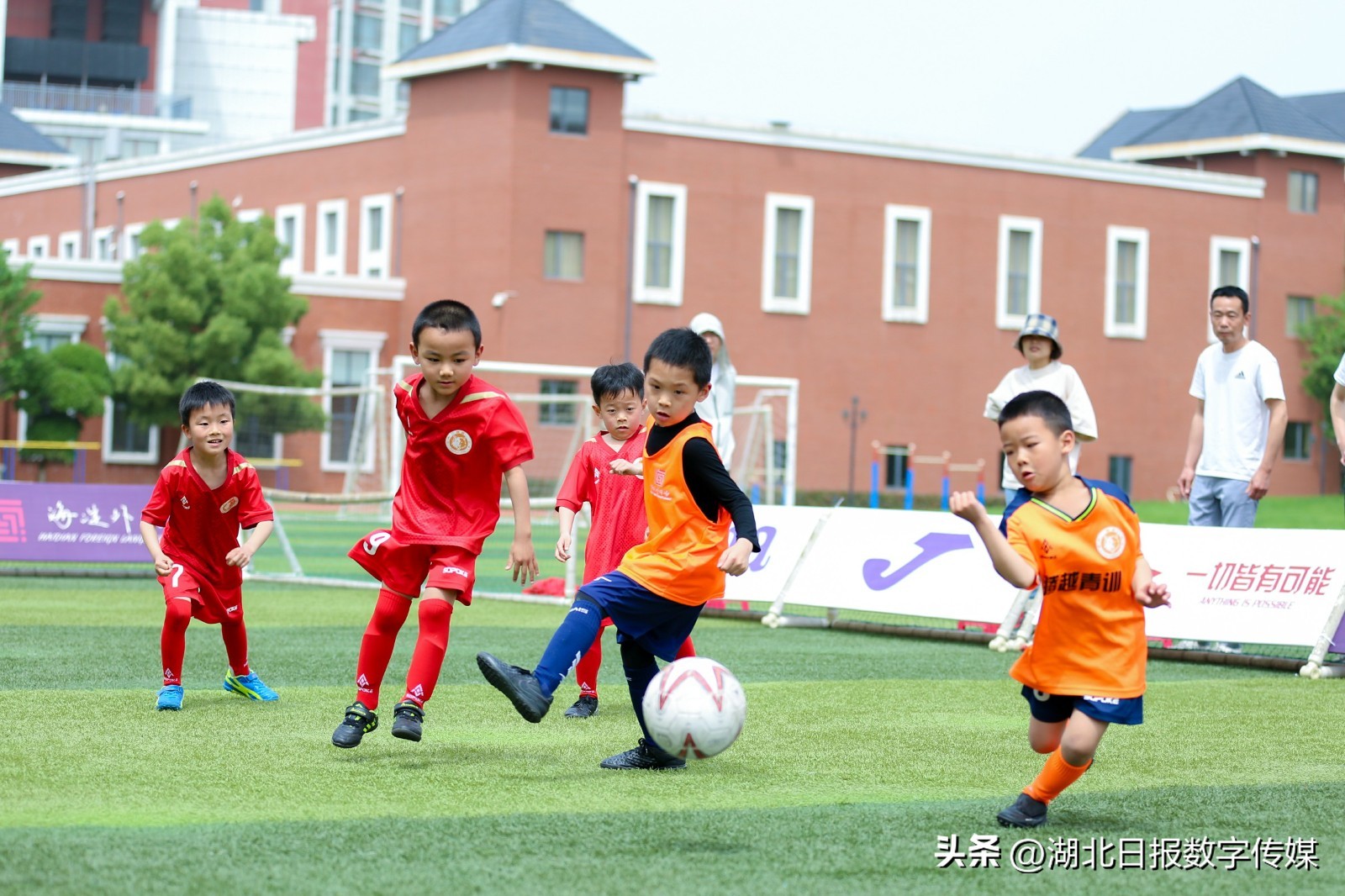 幼儿园孩子足球踢门比赛,幼儿园小朋友踢足球比赛视频