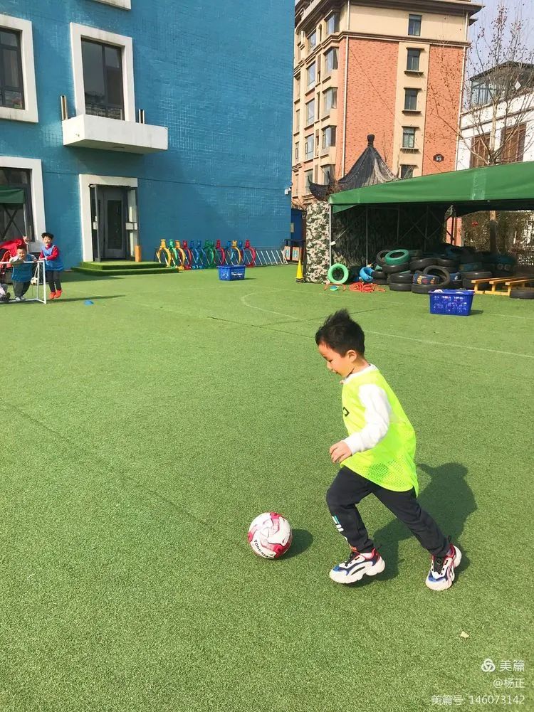 香蕉哥哥，一起动起来吧！奎文区实验幼儿园让更多的孩子逐梦绿茵