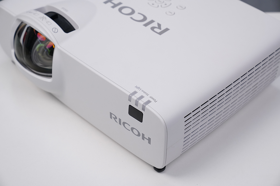 兼顾高亮度和0仰角超短焦,理光RU226ST商务投影仪上手评测