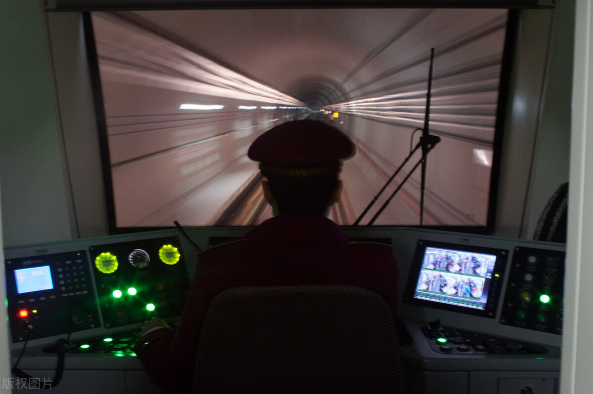 高铁司机一个月工资大约有多少,高铁司机一个月的工资是多少钱