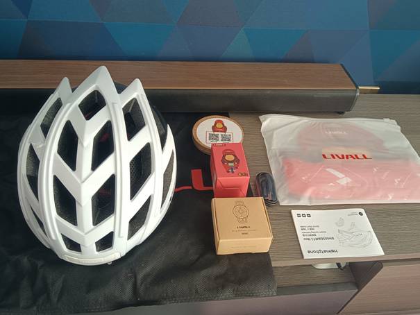 智能头盔helmet,crosshelmet智能头盔评测