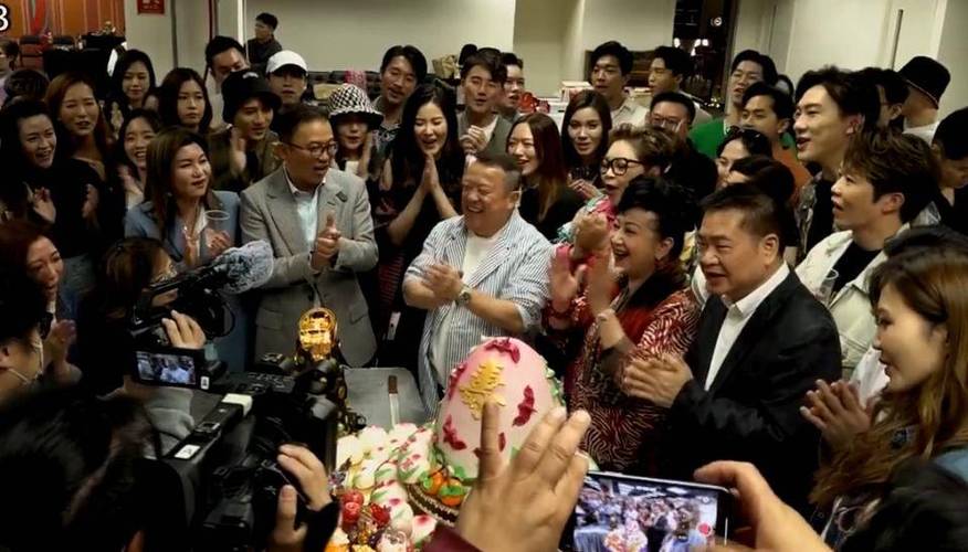 曾志伟为什么70岁这么年轻,曾志伟21岁到52岁的变化