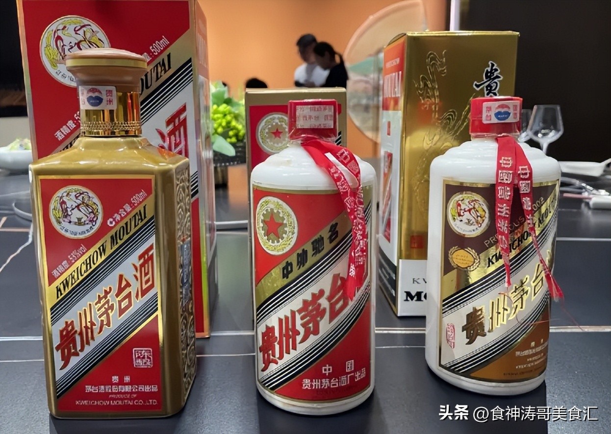 老人收藏几十年茅台酒,大爷珍藏几十年的茅台