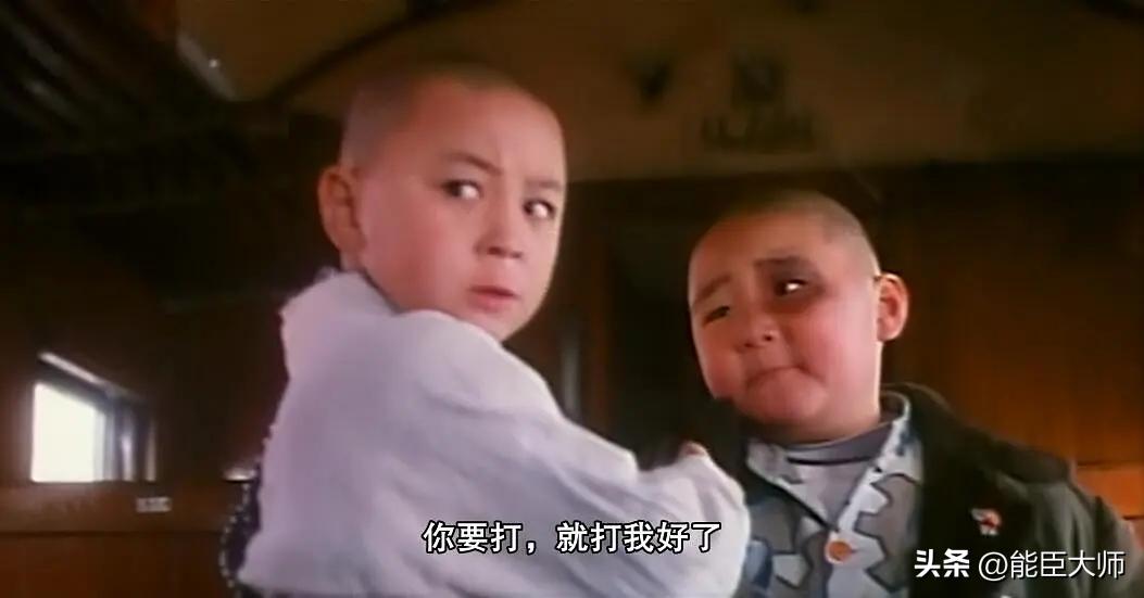 这俩小子当年有多红？不到10岁身价千万，给成龙做颁奖嘉宾