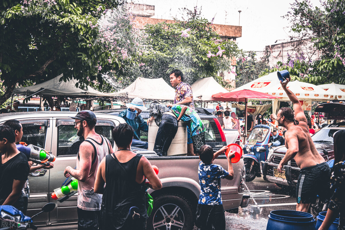 夜晚的清迈非常火爆,泰国曼谷狂欢节