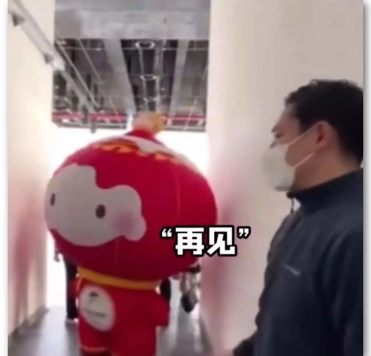 冰墩墩日本记者火了,喜欢冰墩墩的日本记者冬奥后续