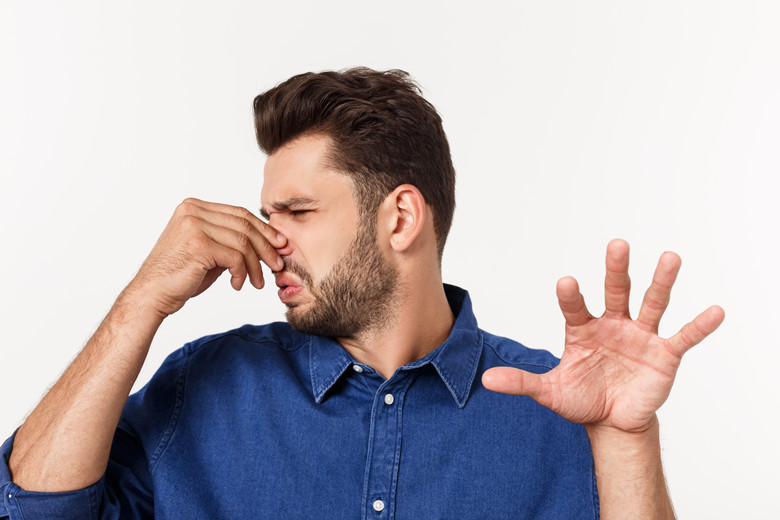 冰箱里有臭味是不是冰箱坏了,商用冰箱有臭味但是找不到臭源