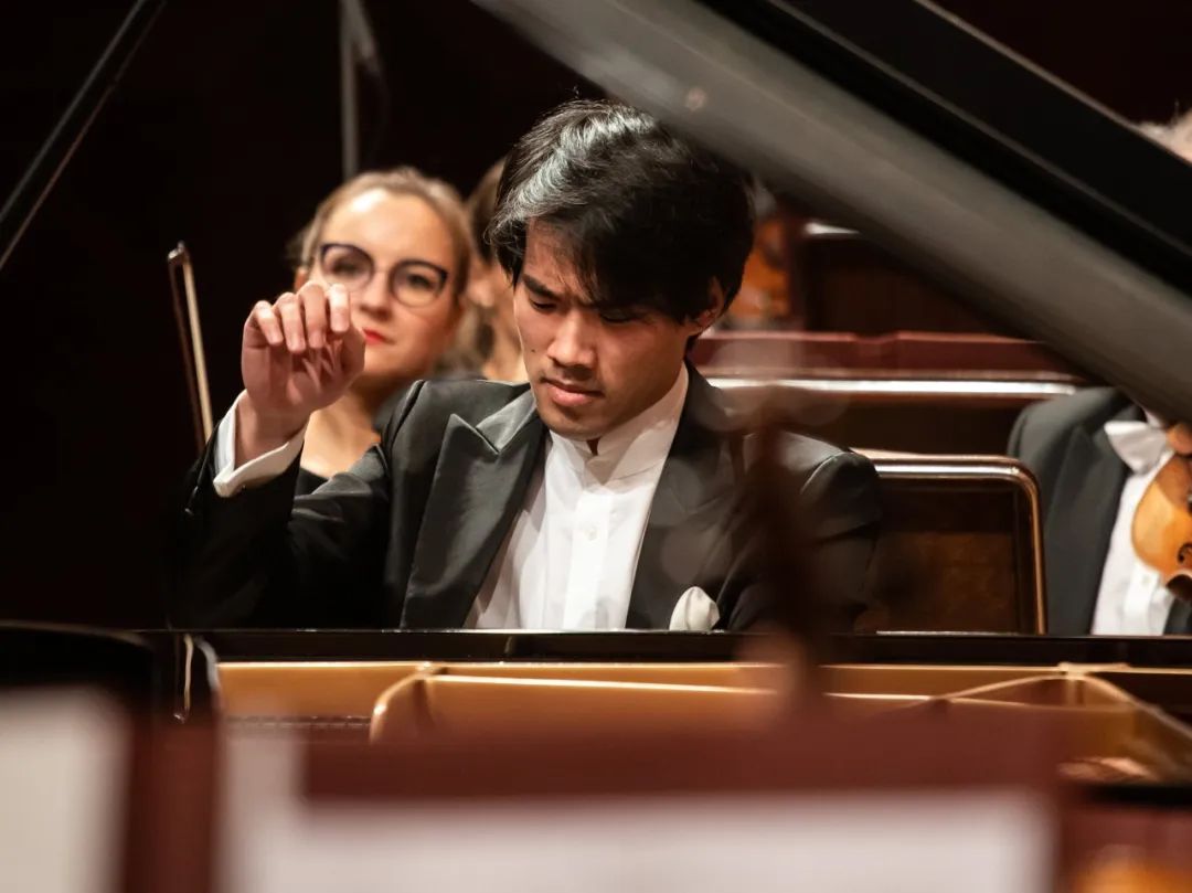 8岁学钢琴会不会太晚,八岁学琴还来得及吗