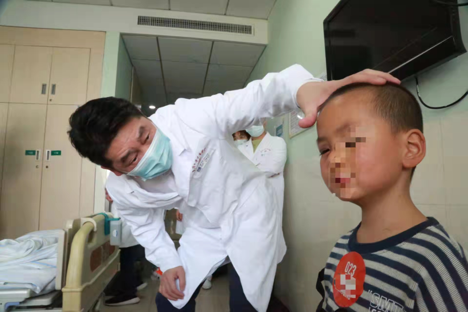 4岁男孩眼睛被20公分刺穿,11岁男孩眼睛被塑料棍戳到眼睛