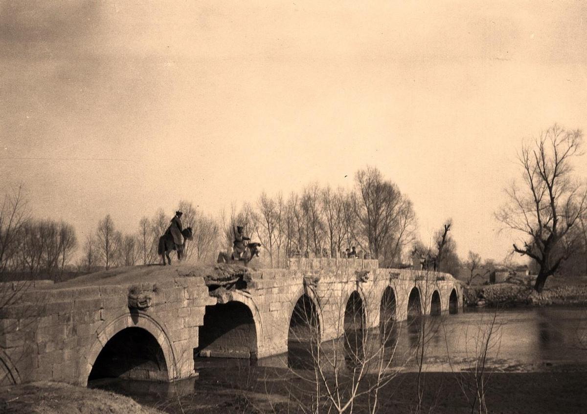 侵华日军*行暴**照片，女子为活命，脱下衣服让日本人拍摄*辱侮**
