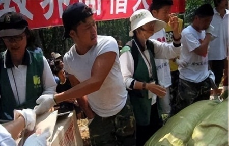 甄子丹和吴京战狼片段,吴京被打断棍子花絮