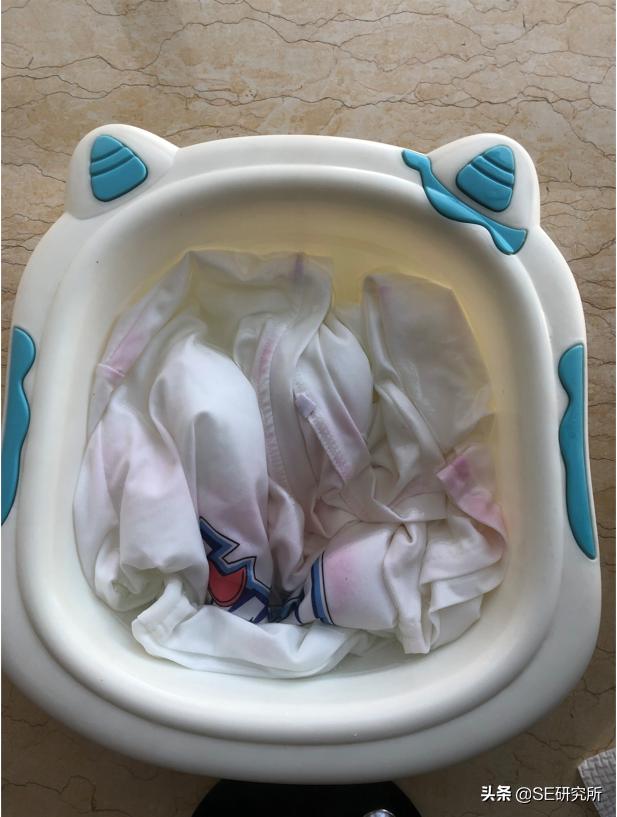 白色t恤染色了怎么清洗,纯棉白色衣服被染色怎么处理干净