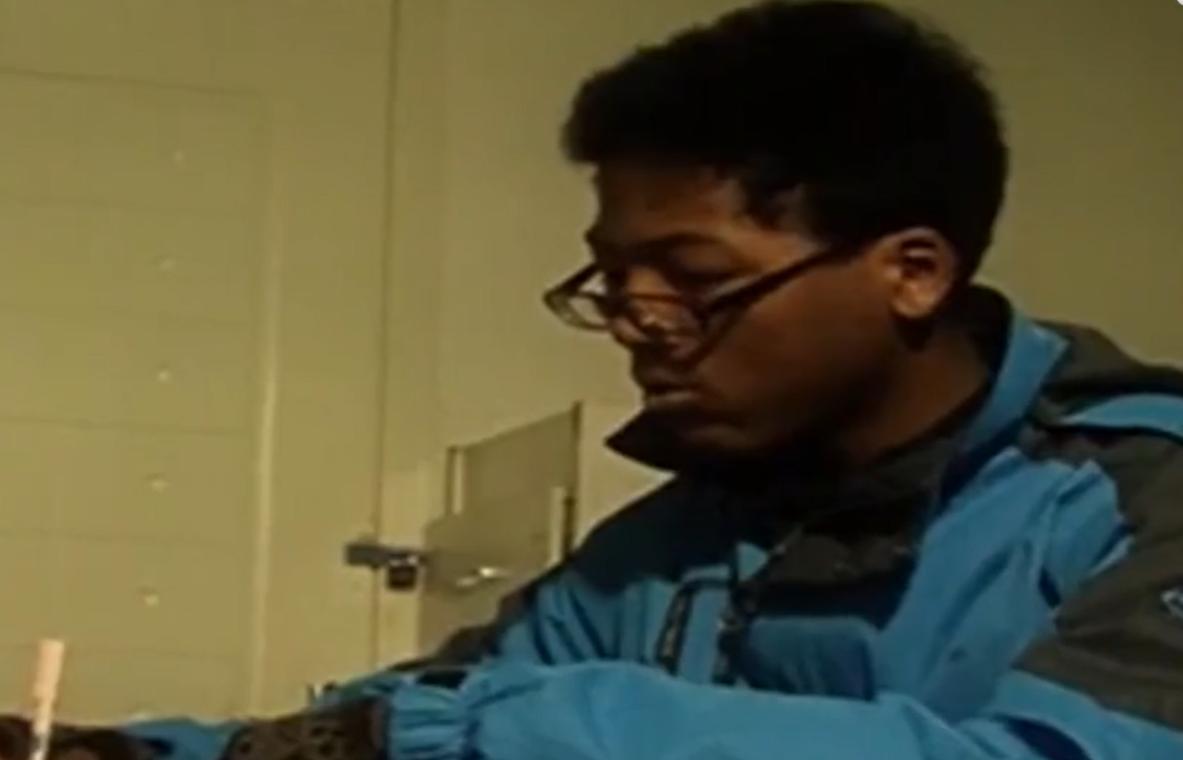 2000年上海阿婆收养黑人弃婴，被子女挥霍250万后，黑人不离不弃