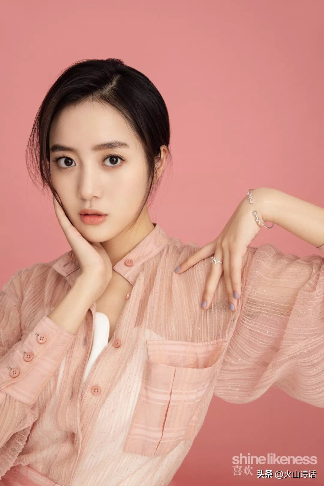 王梓薇：95后小花中的一颗新星，写真很甜很甜啊，太爱了！