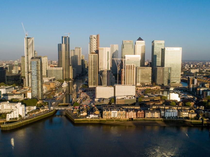 英国房东逐渐卖掉他们的物业；Aldi将再招聘6千名员工；海外资金