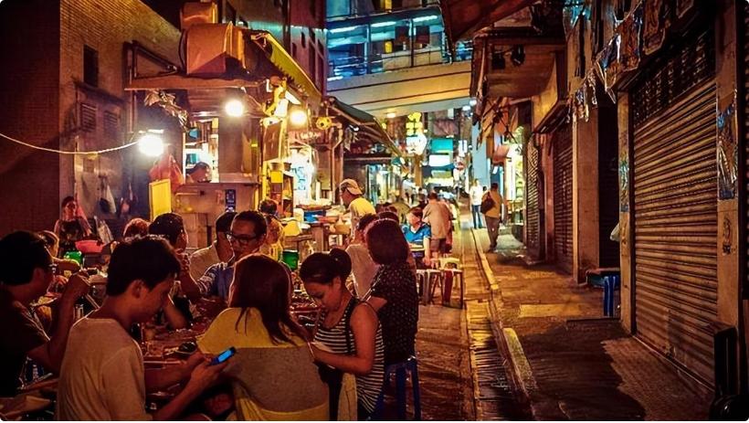 2014年，54岁老汉跳楼却砸死路人，警方调查发现其为17年前在逃犯