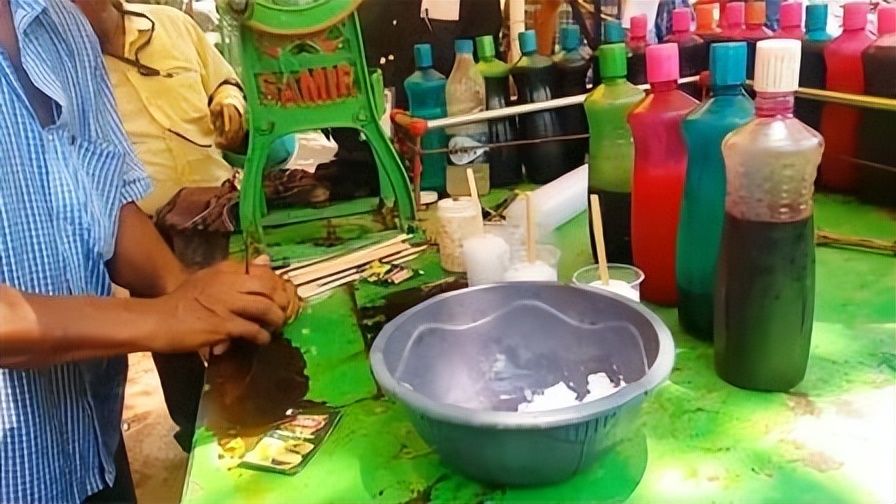 游客去印度旅行，街头买了根冰棒，导游：你是不是不想活了？