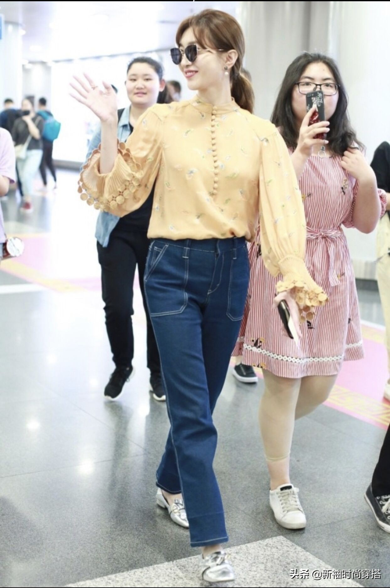 江疏影的条纹海魂衫造型清新减龄,江疏影穿衣搭配高级感十足