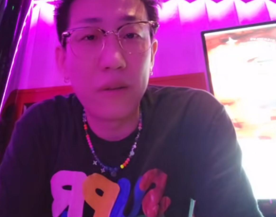 童锦程与在石的酒吧开业，大量粉丝慕名而来，现场堪称豪车展