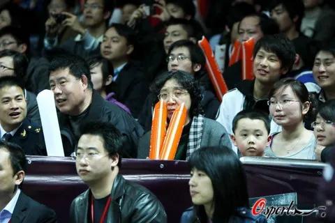 王治郅娶小13岁妻子,追风少年王治郅nba大杀四方