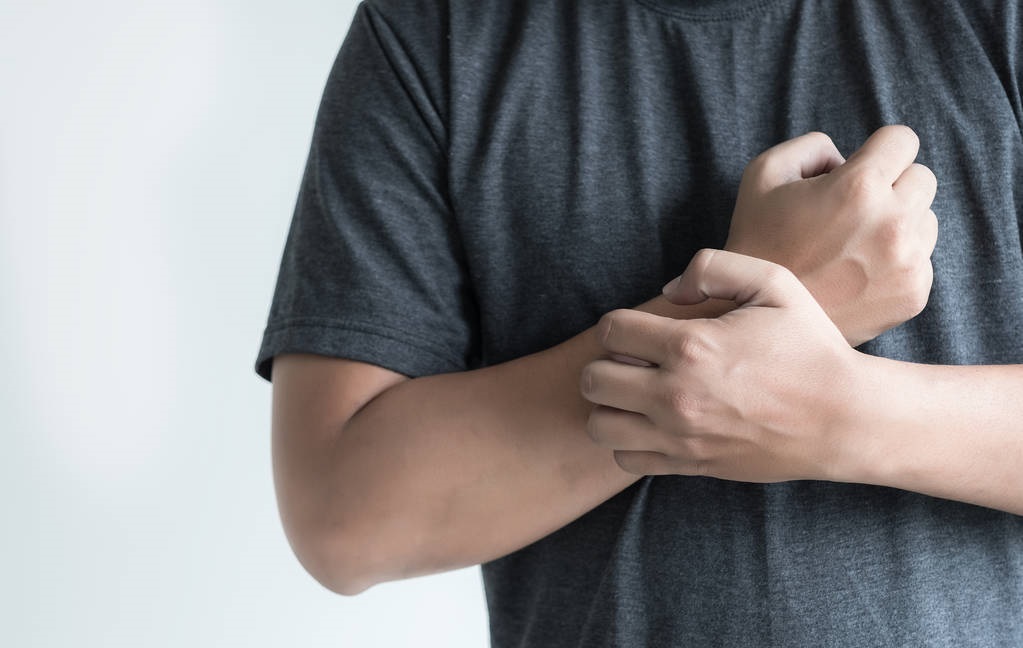 荨麻疹反复发作痒怎么能好,荨麻疹老是反复发作痒怎么办