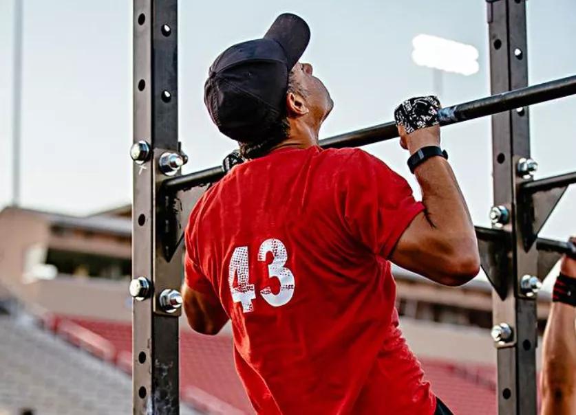 引体向上窄距和宽距哪个更省力,引体向上窄距和宽距哪个简单