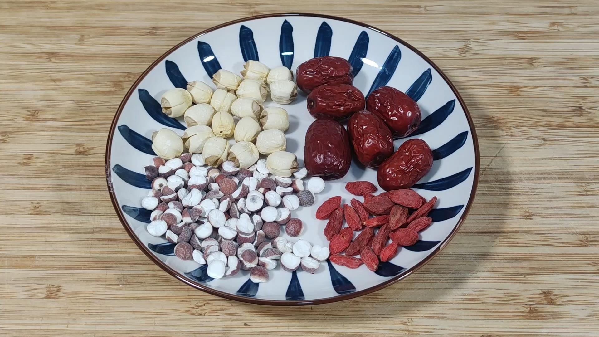 炖鸡汤都放哪些食材好喝,炖鸡汤的正确做法放什么