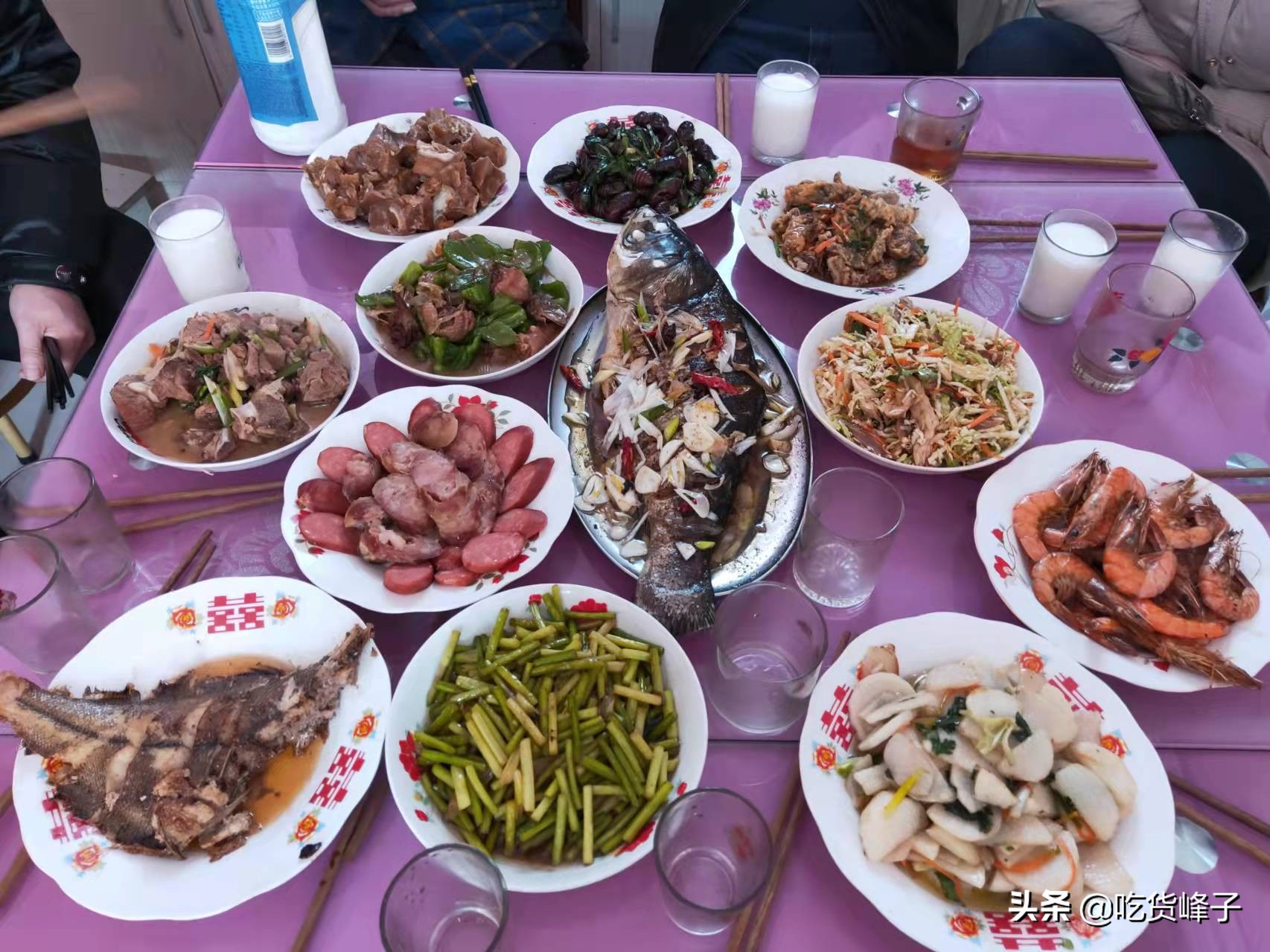 过年小姑子回门嫂子做了一桌菜,初三回娘家妈妈做的饭