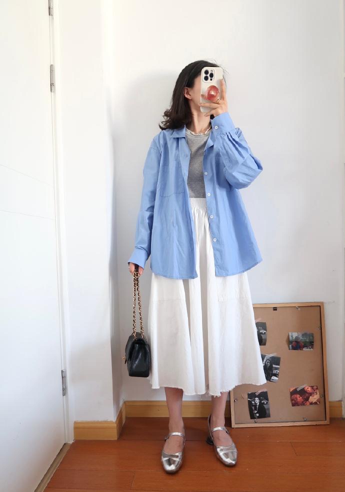 夏天穿蓝色系穿搭,别穿一身黑了试试浅色系穿搭