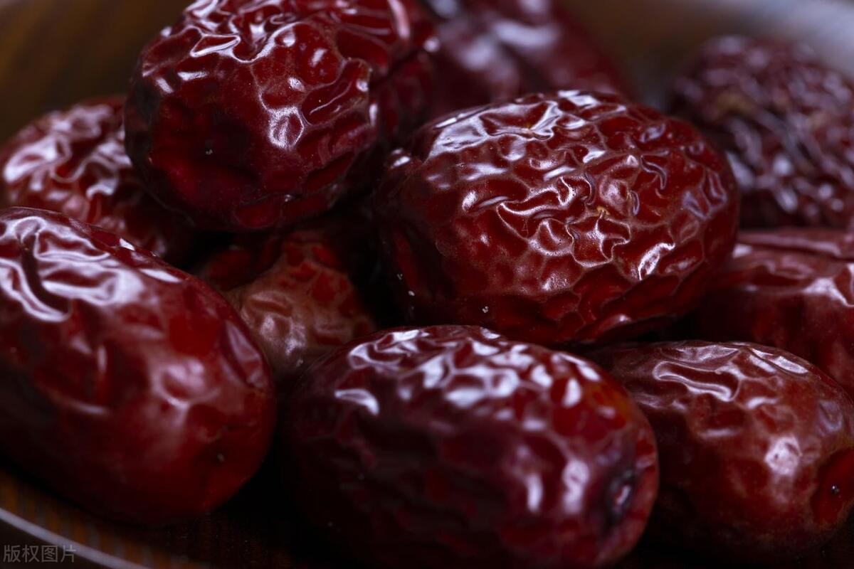 挑选干红枣有窍门，教你几招，包你挑的红枣个个优质，核小味甜