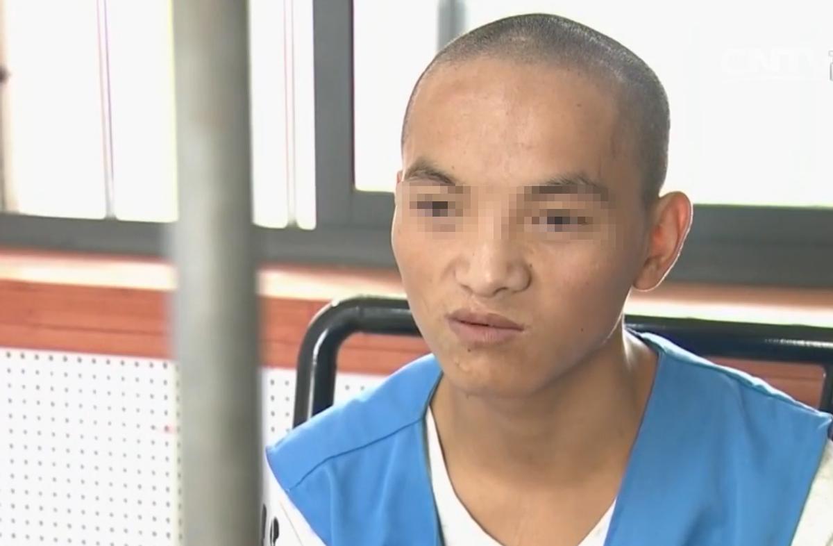 乘客坐公交摔骨折司机赔偿,乘客坠亡案司机获刑1年